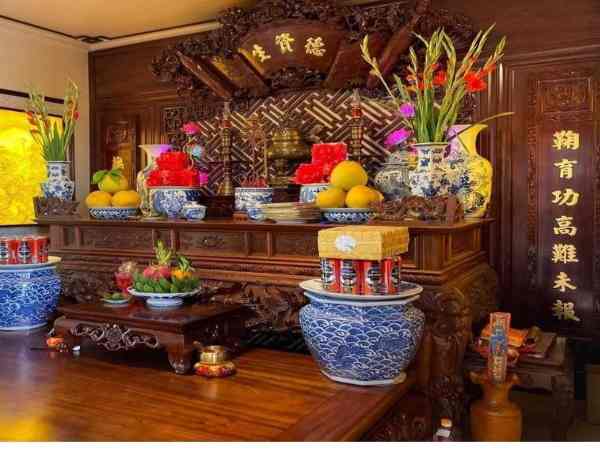 Bày biện sắp xếp vật phẩm, lễ cúng trên bàn thờ gia tiên
