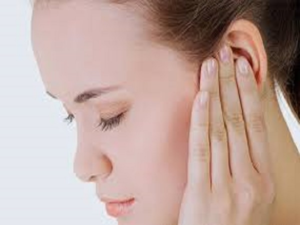 Nóng tai trái là điềm báo gì?