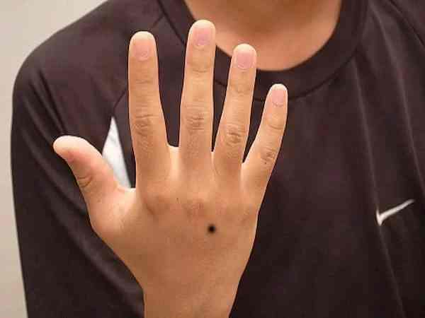 Xem bói nốt ruồi trên mu bàn tay đàn ông