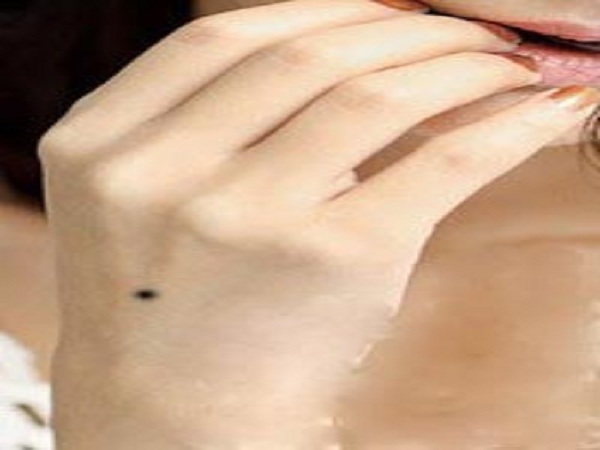 Xem bói nốt ruồi trên mu bàn tay phụ nữ