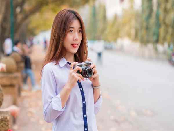 Chiêm bao thấy bạn đang chụp ảnh cho một người khác