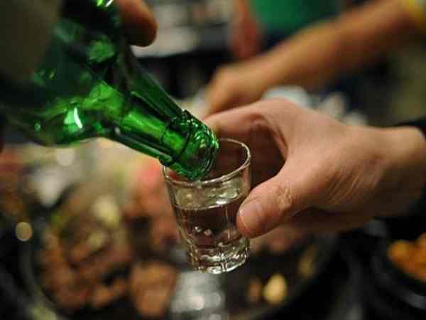 Chiêm bao thấy mình uống rượu cùng đồng nghiệp