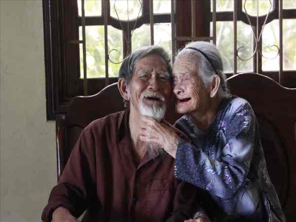 Chiêm bao thấy người già đang mỉm cười