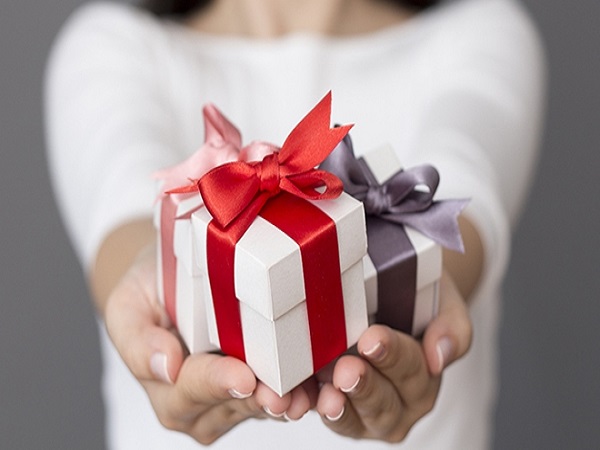 Mơ thấy được tặng quà có điềm báo gì và đánh số nào?