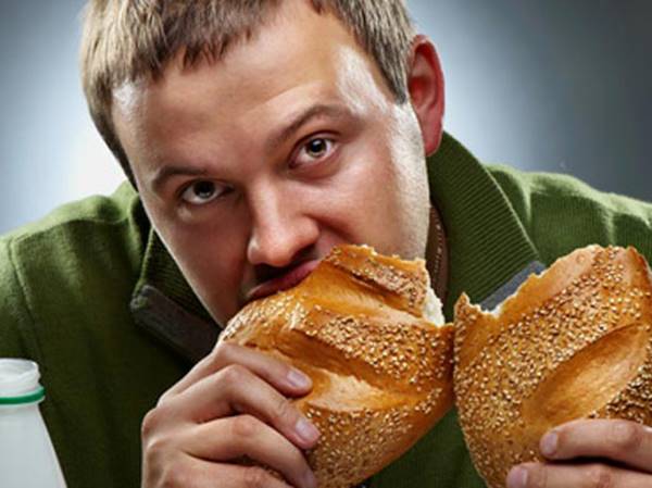 Mơ thấy ăn bánh mì có ý nghĩa gì? Đánh con gì vào bờ?