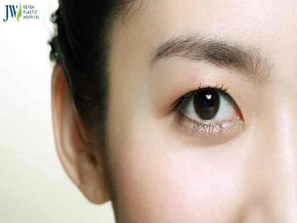 Xem tướng mắt lá răm của phụ nữ