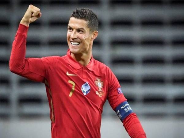 Ronaldo lập kỷ lục mới, Messi khó sánh bằng