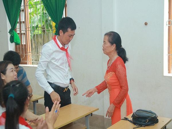 Gặp lại cô giáo cũ ở trường