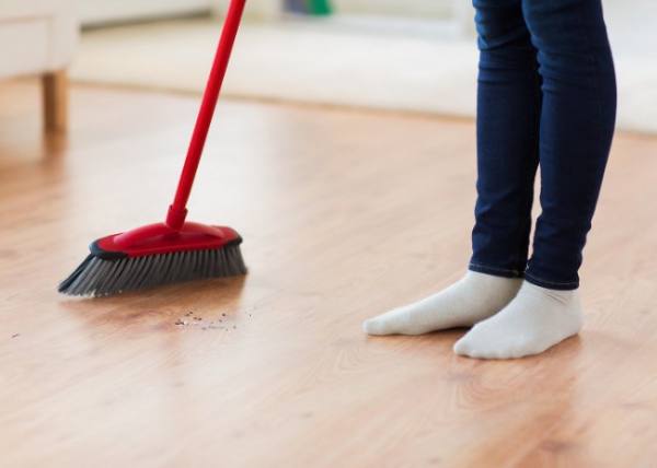 Giải mã điềm báo nhìn thấy quét nhà: May mắn hay rủi ro?