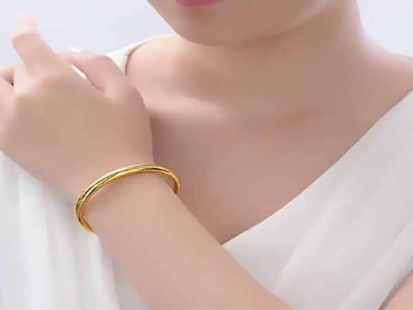 Ngủ mê thấy đeo vòng vàng trên tay