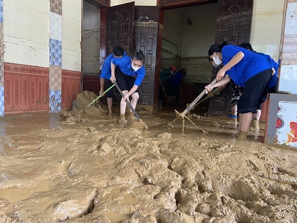 Mộng thấy lội bùn trên đường đi làm
