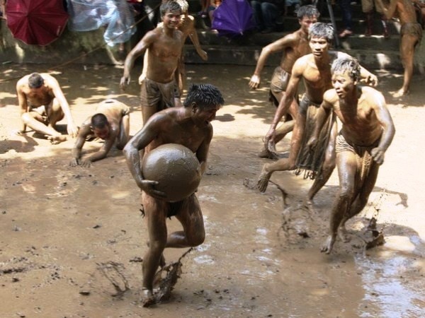 Nằm mơ thấy lội bùn bắt cá là điềm gì, may hay rủi?