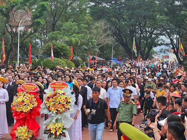 Nằm mơ thấy đông người có số gì may mắn có điềm gì